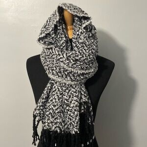 Black & White Blanket Scarf w Fringe NWT